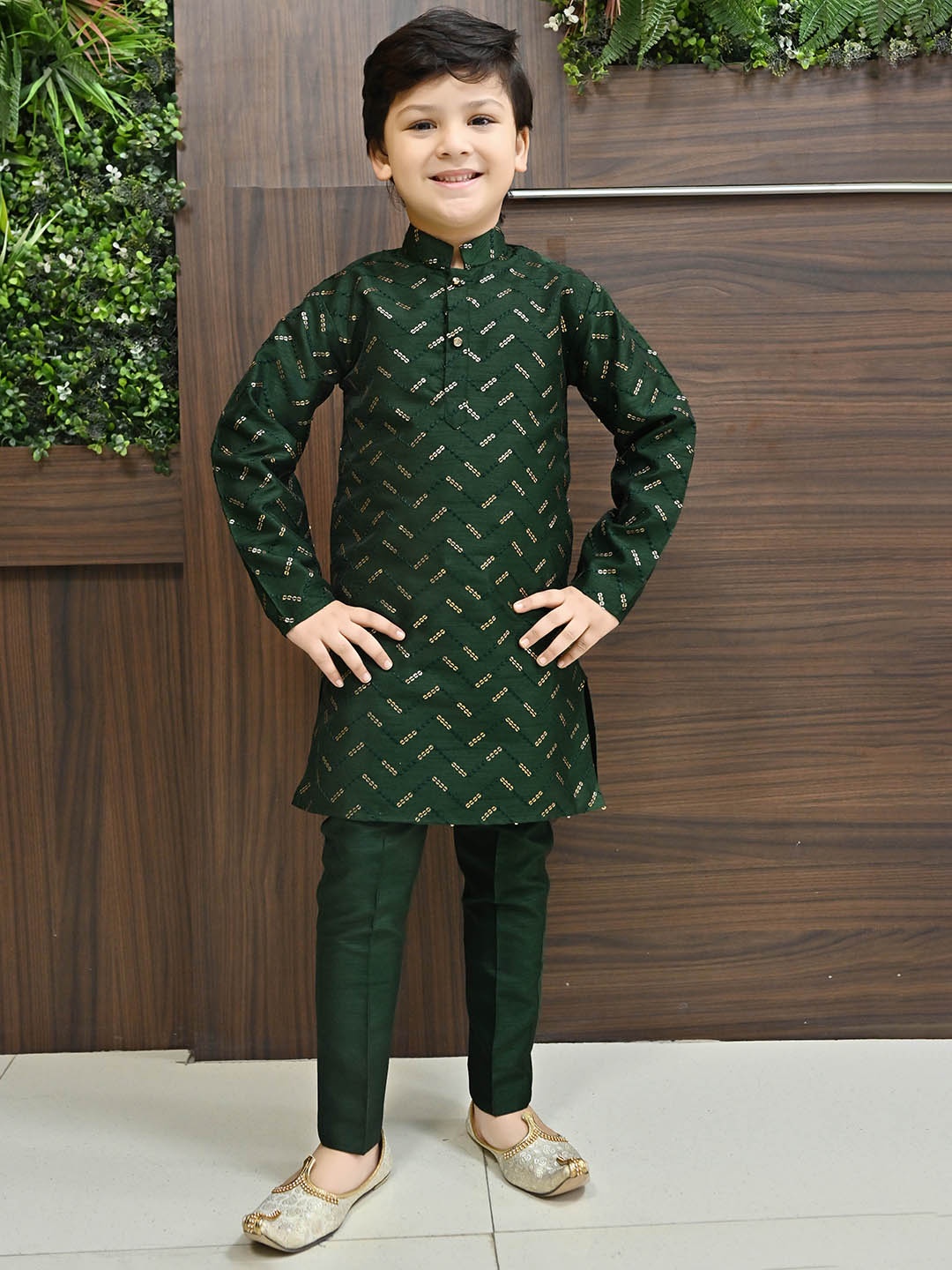 

ahhaaaa Boys Mandarin Collar Sequinned Dupion Silk Straight Kurta With Pyjamas, Green