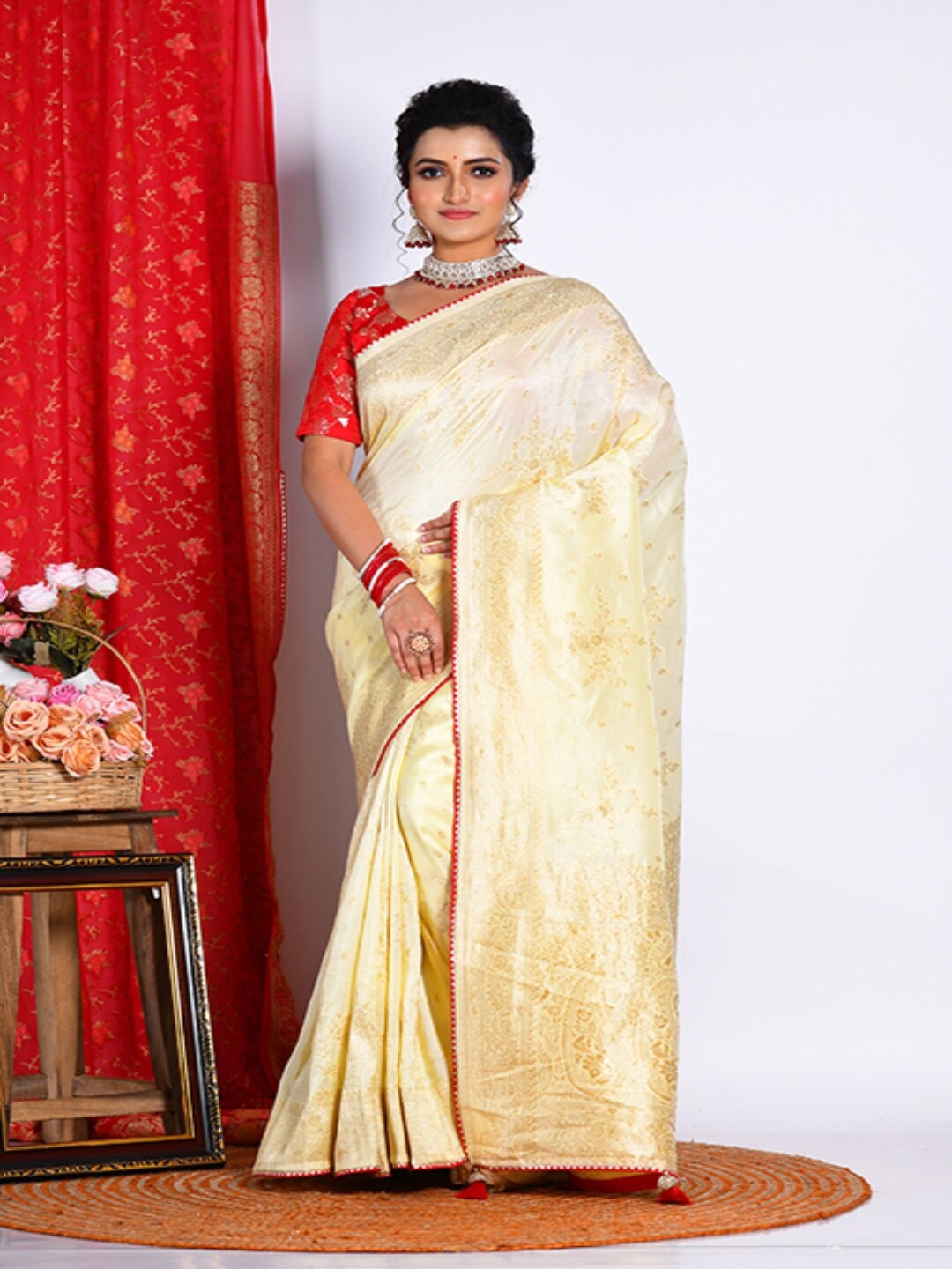

Morchari Floral Woven Design Zari Saree, Yellow