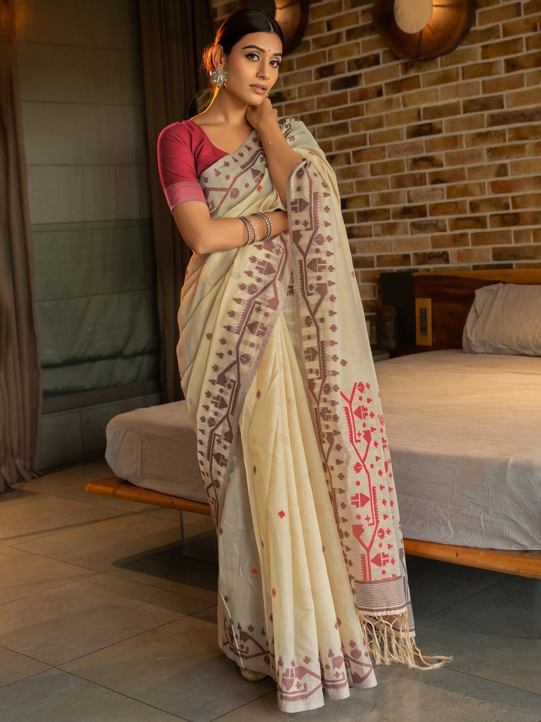

GAJARAI Red & Purple Ethnic Motifs Pure Cotton Jamdani Saree
