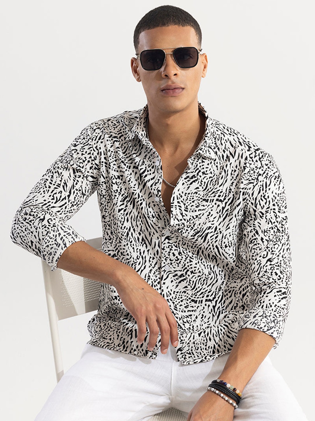 

Snitch White Classic Slim Fit Animal Opaque Printed Casual Shirt
