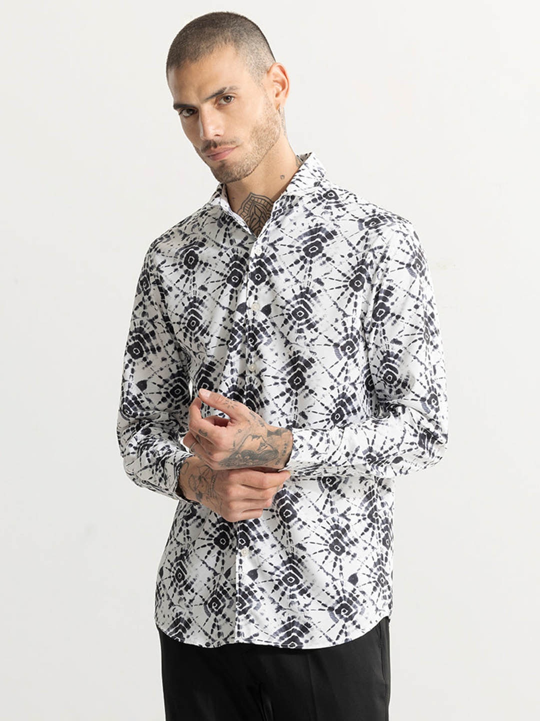 

Snitch Black & White Abstract Printed Classic Slim Fit Casual Shirt
