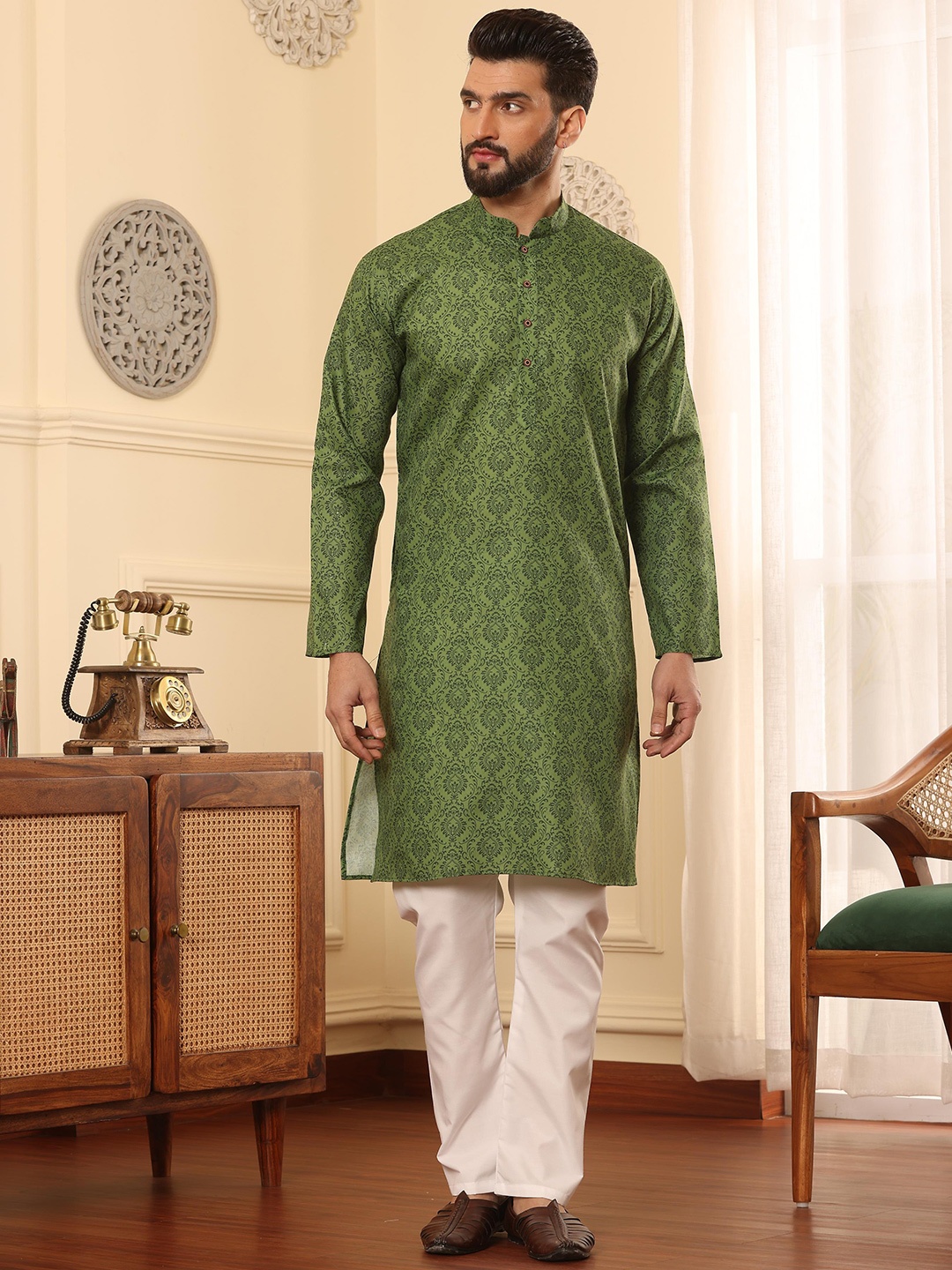 

Armaan Ethnic Mandarin Collar Ethnic Motifs Printed Regular Kurta with Pyjamas, Green