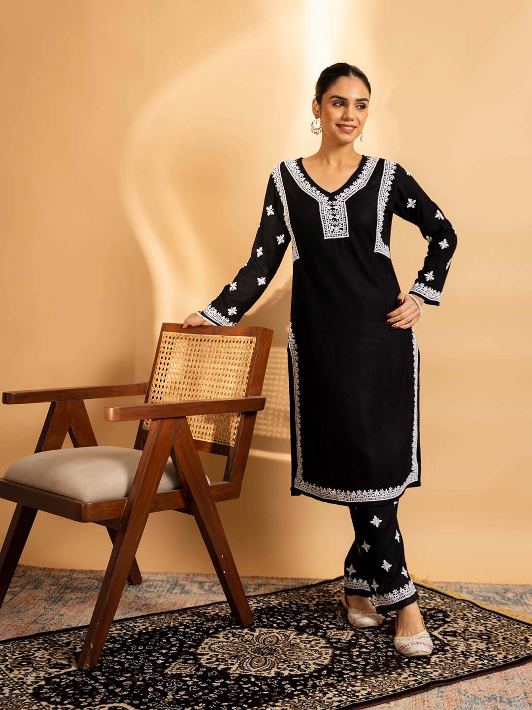 

HOUSE OF KARI Floral Embroidered Chikankari Straight Kurta With Trouser, Black