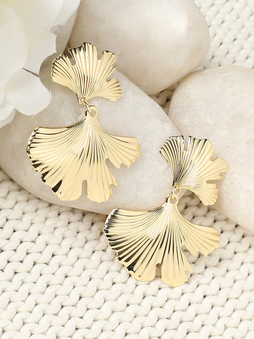 

DressBerry Gold-Plated Contemporary Studs Earrings