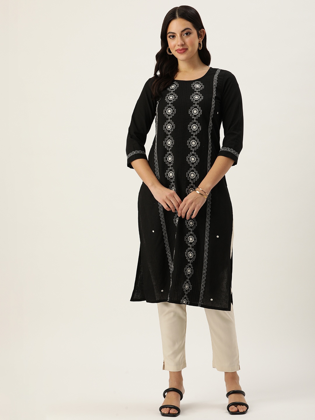 

AMUKTI Geometric Embroidered Panelled Thread Work Kurta, Black