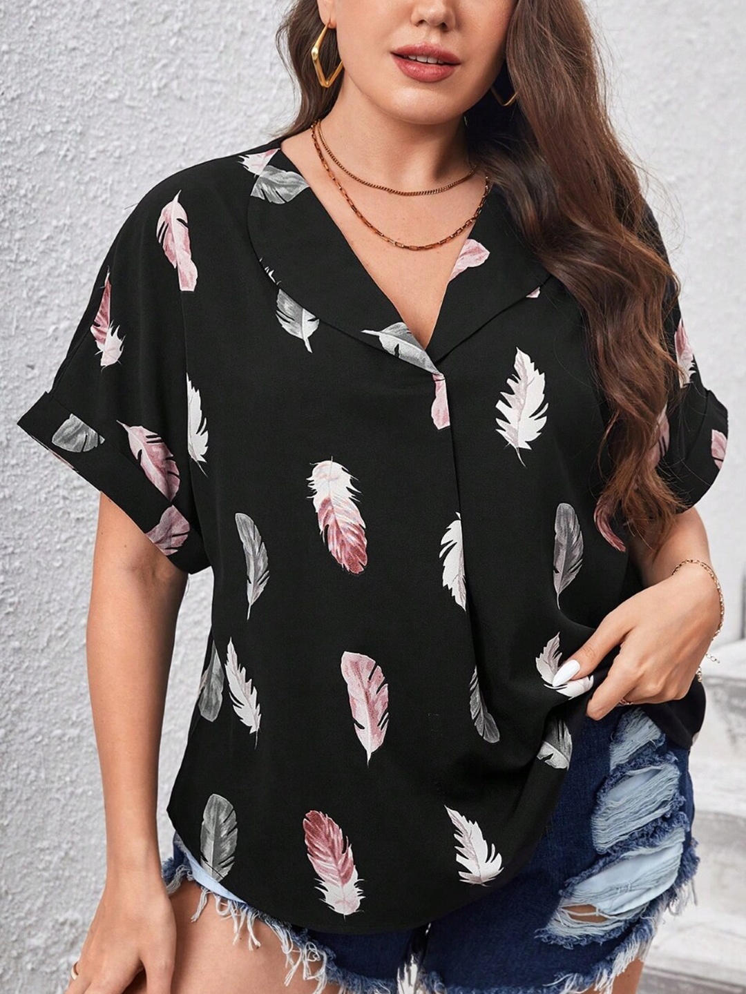 

StyleCast Black Conversational Printed Extended Sleeves Top