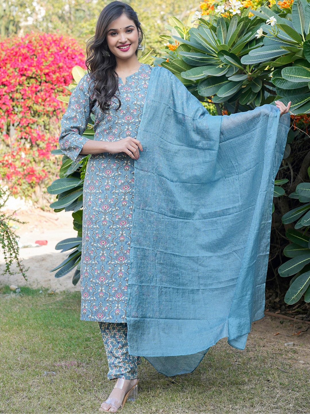 

Vbuyz Floral Printed Straight Kurta With Trousers & Dupatta, Blue