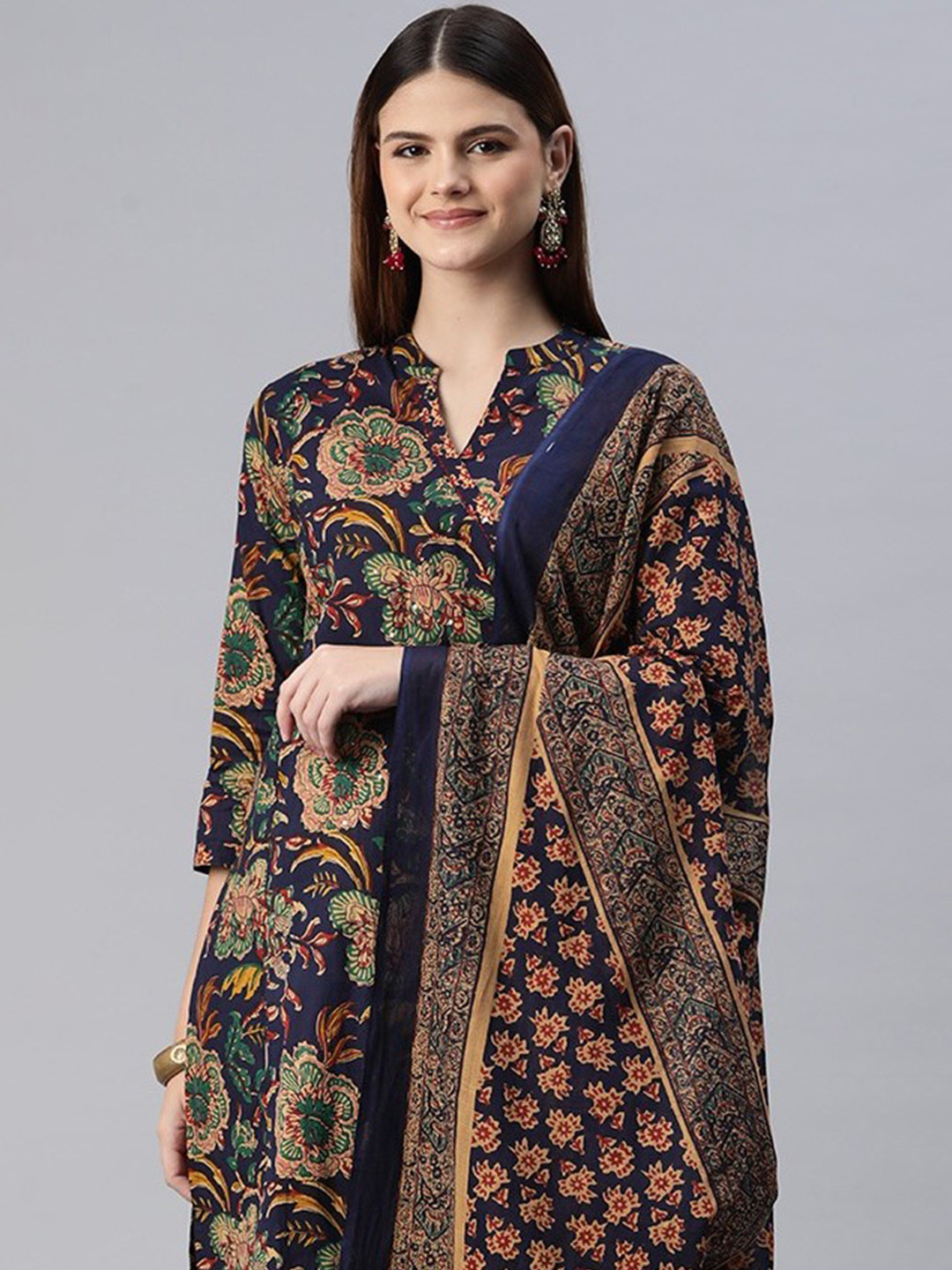 

Readiprint Fashions Women Floral Printed Regular Thread Work Pure Cotton Kurta with Trousers & With Dupatta, Blue