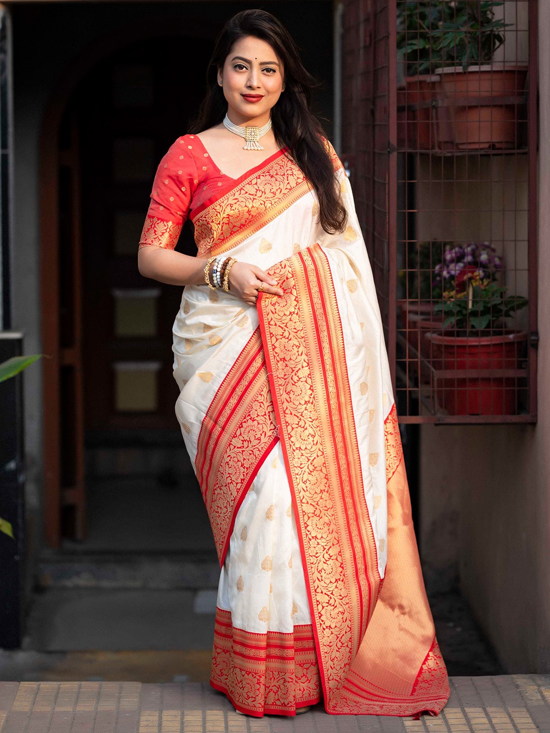 

Mitera Ethnic Motifs Woven Design Zari Banarasi Saree, Red