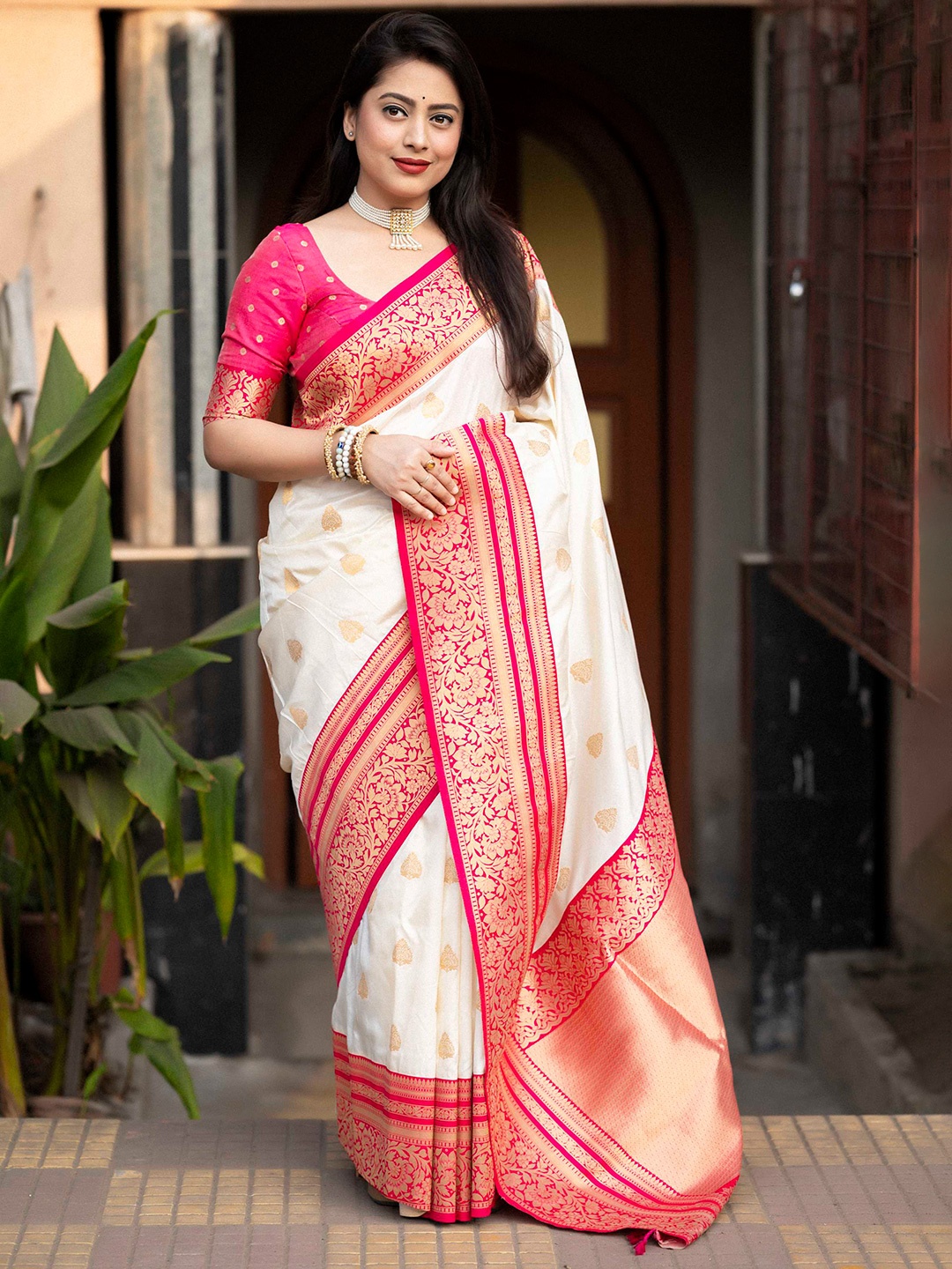 

Mitera Ethnic Motifs Woven Design Zari Banarasi Saree, Pink