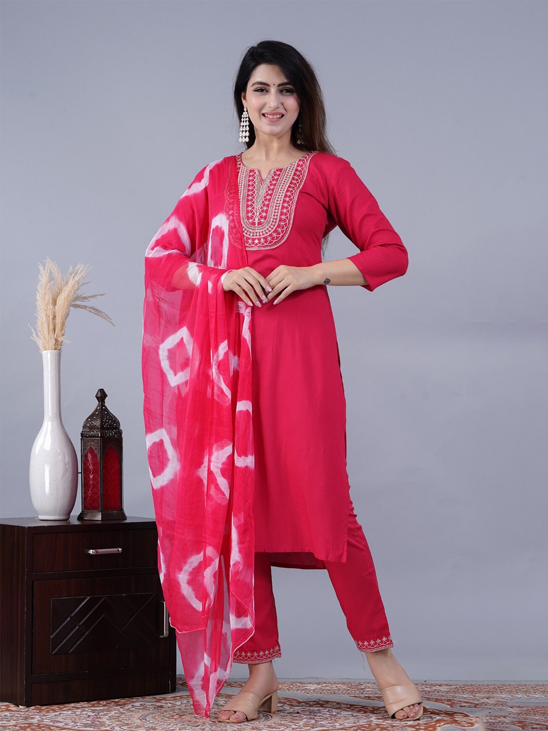 

ANJAYA Floral Yoke Design Regular Thread Work Kurta with Trousers & Dupatta, Coral