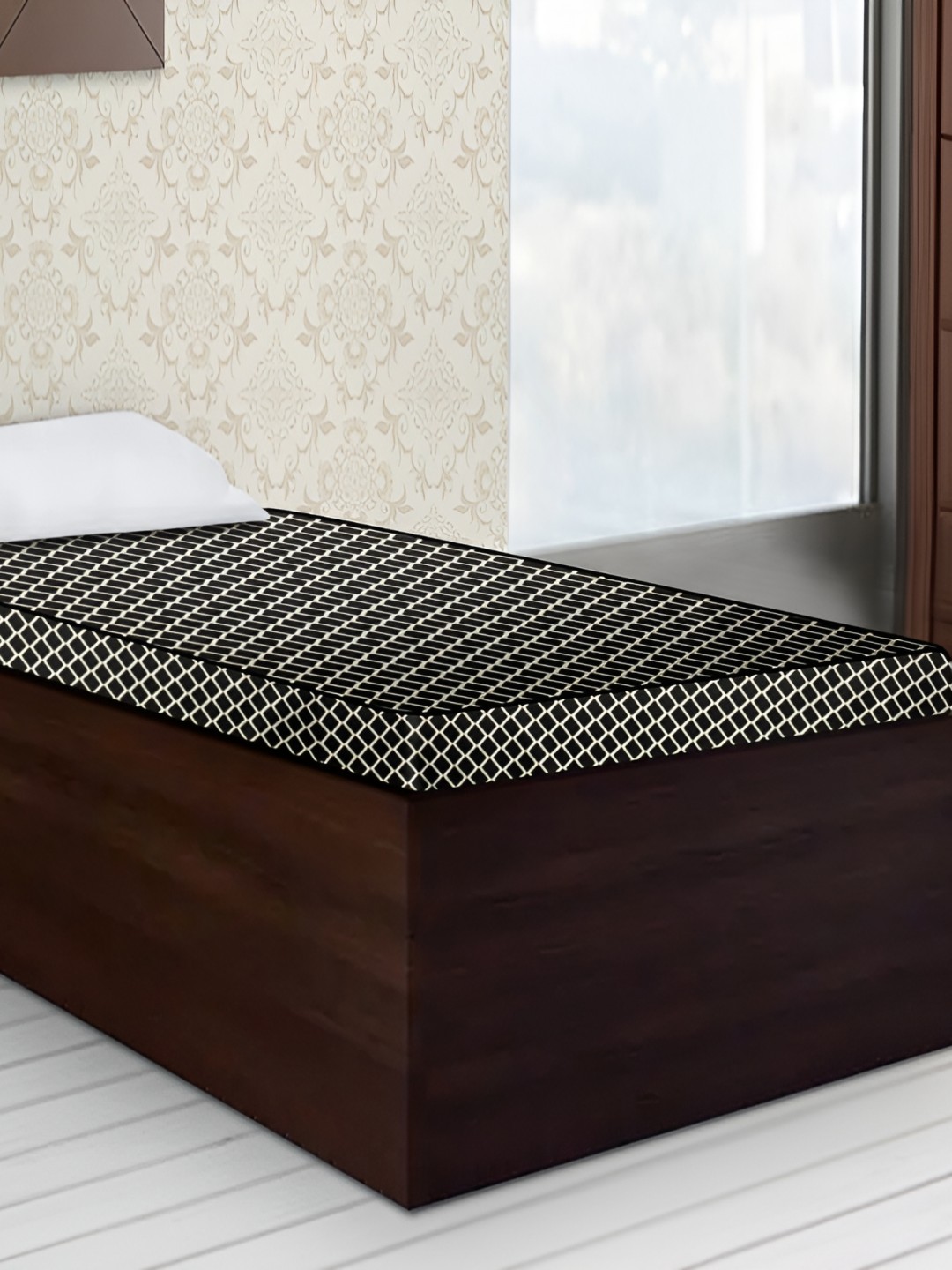 

Stylista Black & White Printed Cotton Water Resistant Elastic Strap Mattress Protector