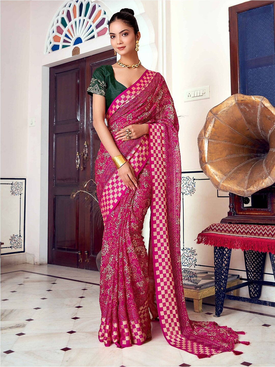 

Satrani Pink & Beige Floral Printed Saree