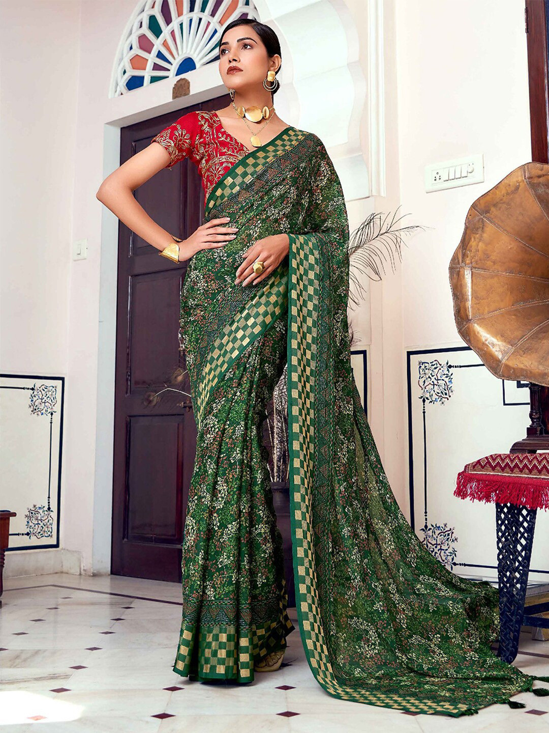 

Satrani Green & White Floral Printed Saree