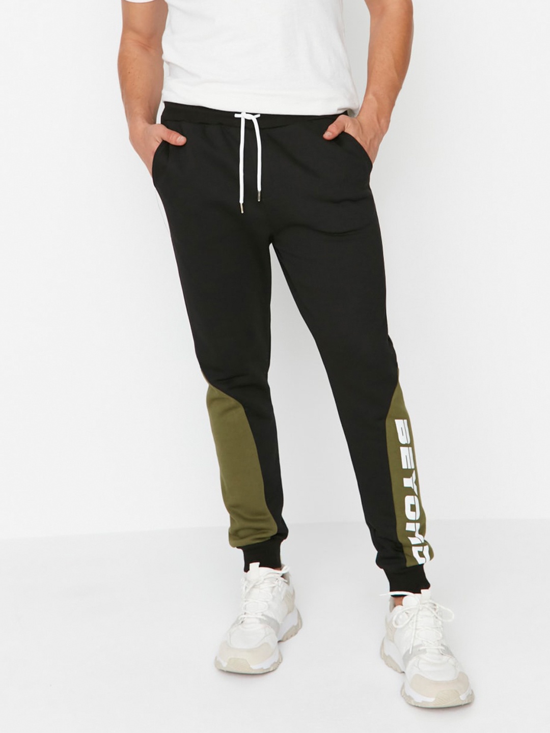 

Trendyol Men Colourblocked Mid-Rise Joggers, Black