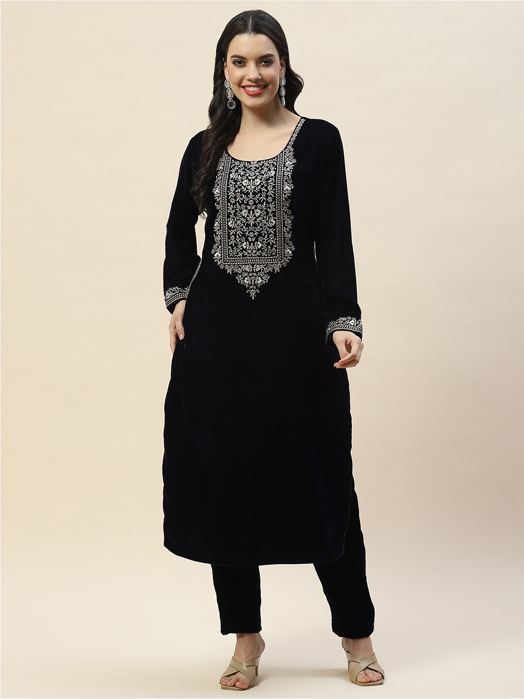 

Meena Bazaar Floral Embroidered Regular Velvet Kurta With Trousers, Navy blue