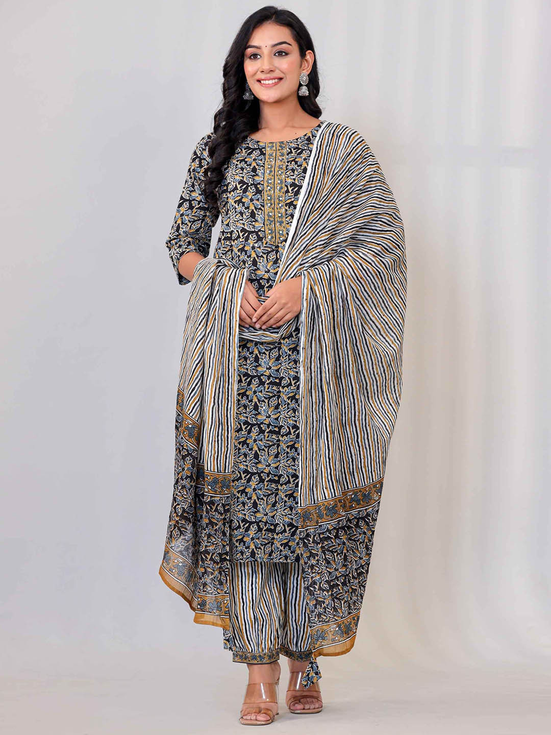 

Meena Bazaar Ethnic Motifs Printed Round Neck Three-Quarter Sleeves Kurta Set, Black