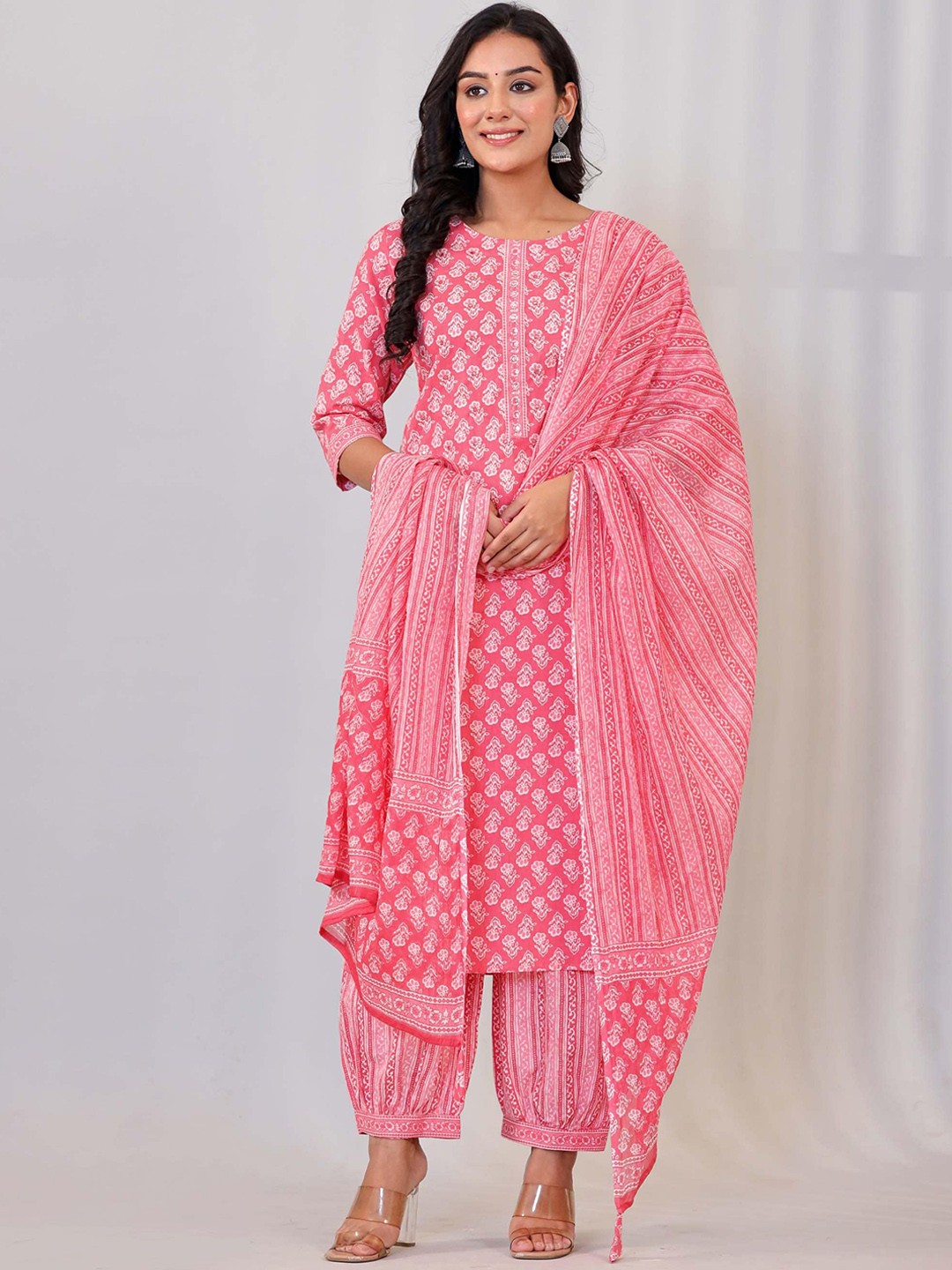 

Meena Bazaar Floral Printed Round Neck Three-Quarter Sleeves Kurta Set, Pink