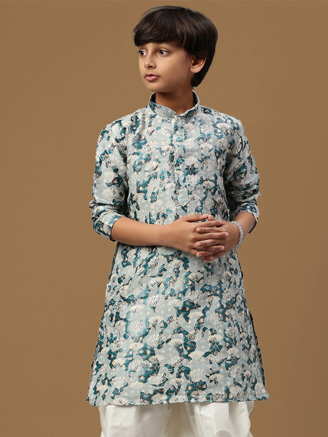 

Sanwara Boys Printed Mandarin Collar Long Sleeves Side Slits Silk Pastels Kurta, Green
