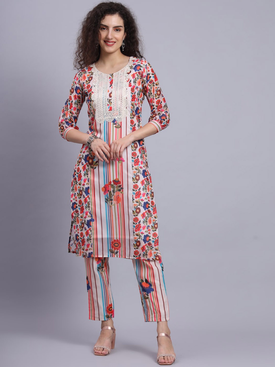 

Suktam Trendz Floral Printed Straight Kurta With Trousers, White