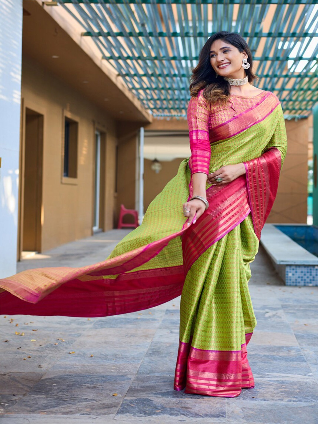 

Kandora Ethnic Motif Woven Design Banarasi Zari Saree, Green