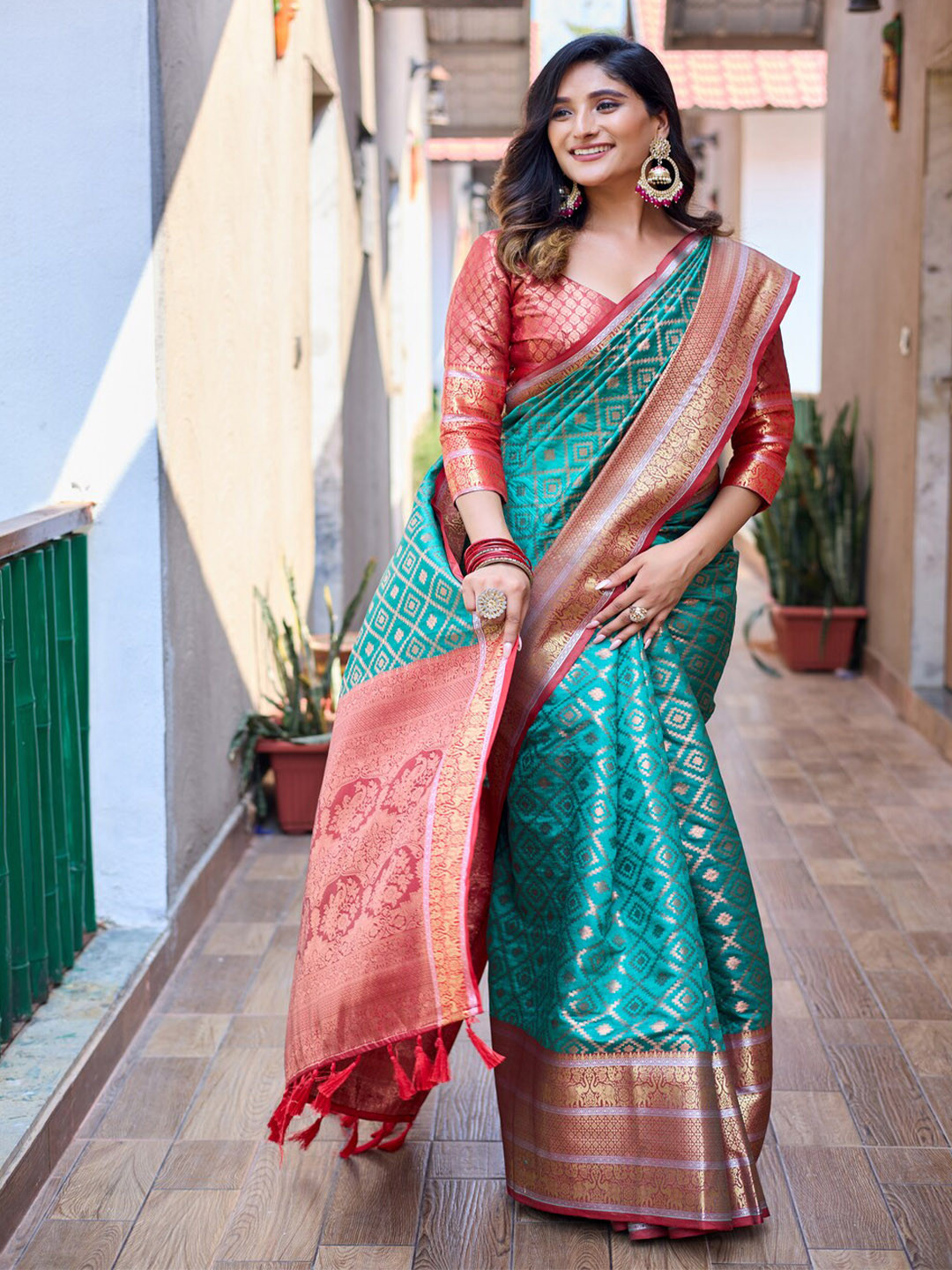 

Kandora Geometric Woven Design Banarasi Zari Saree, Sea green