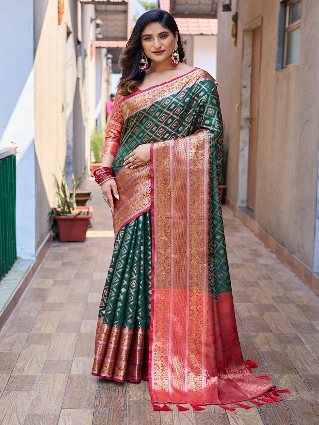 

Kandora Geometric Woven Design Banarasi Zari Saree, Green
