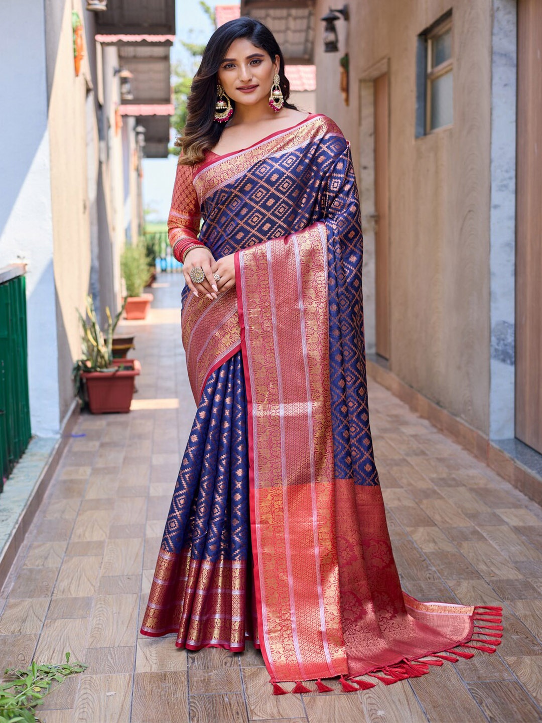 

Kandora Geometric Woven Design Banarasi Zari Saree, Navy blue