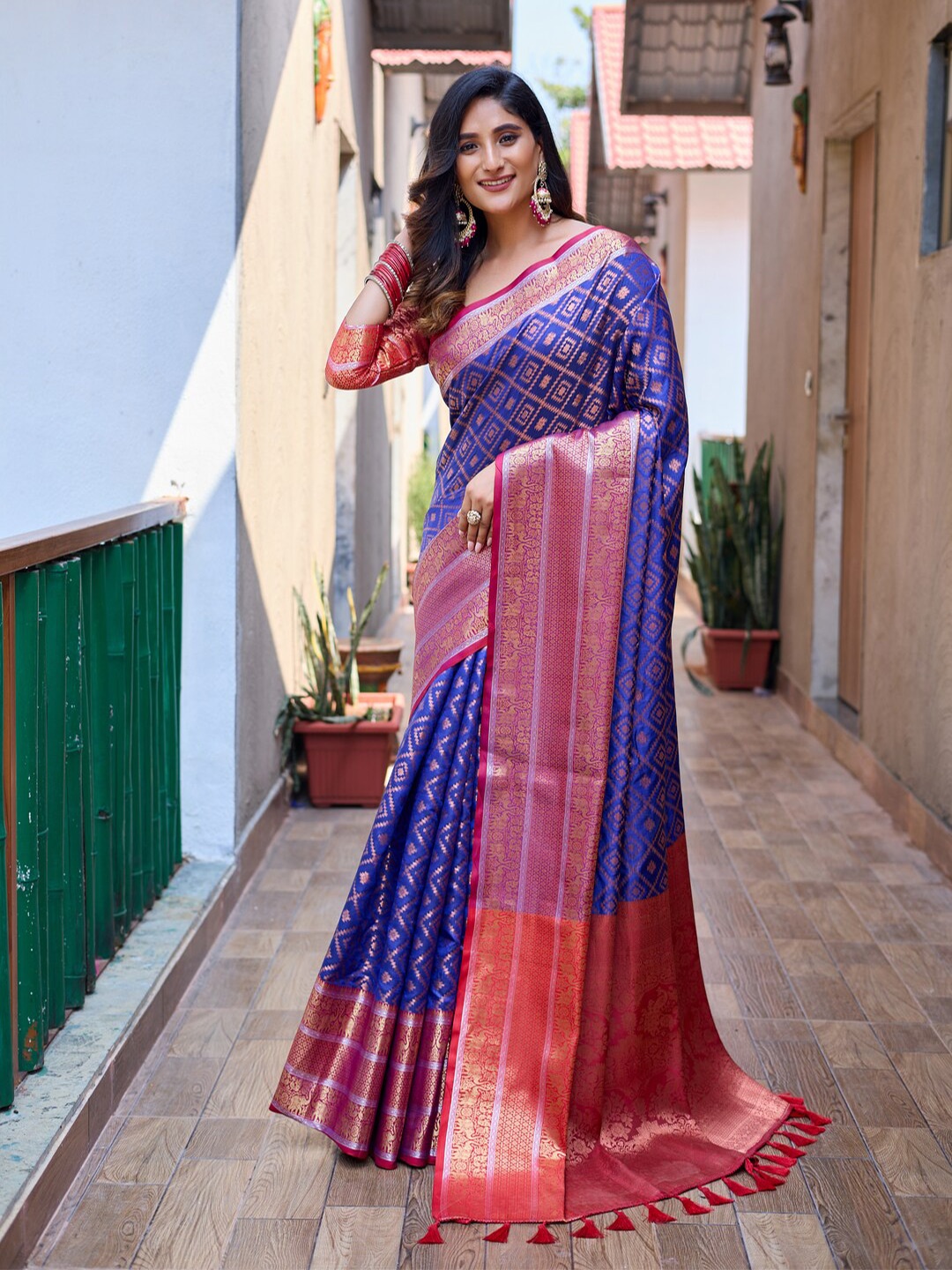 

Kandora Geometric Woven Design Banarasi Zari Saree, Blue