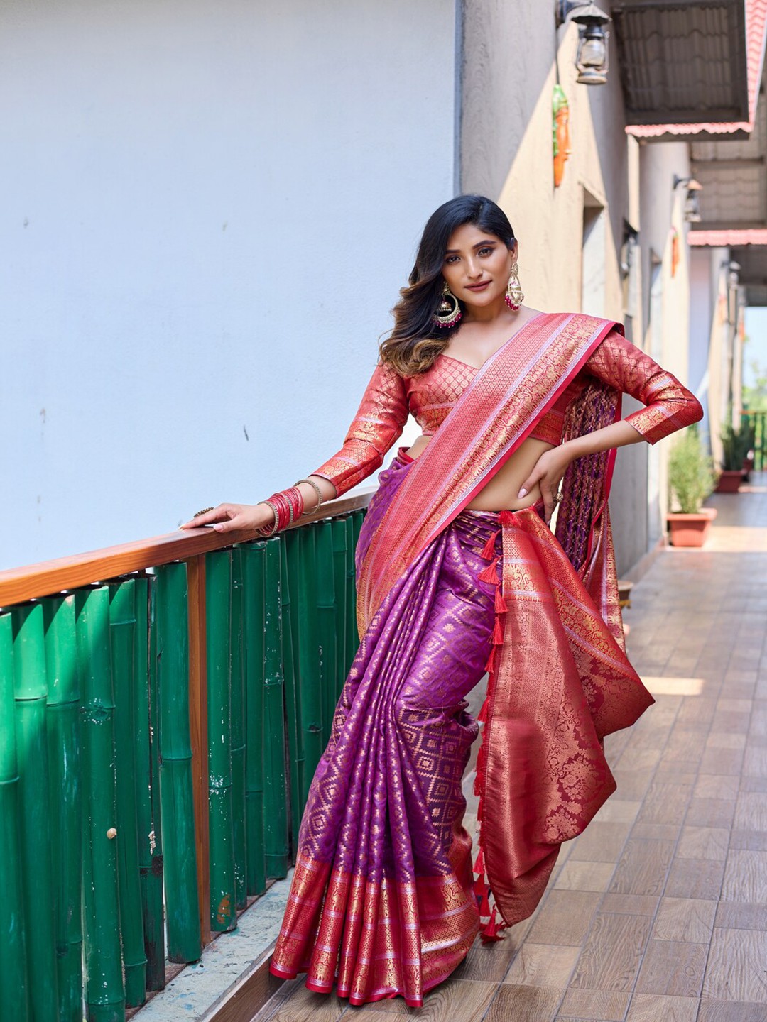 

Kandora Geometric Woven Design Banarasi Zari Saree, Pink