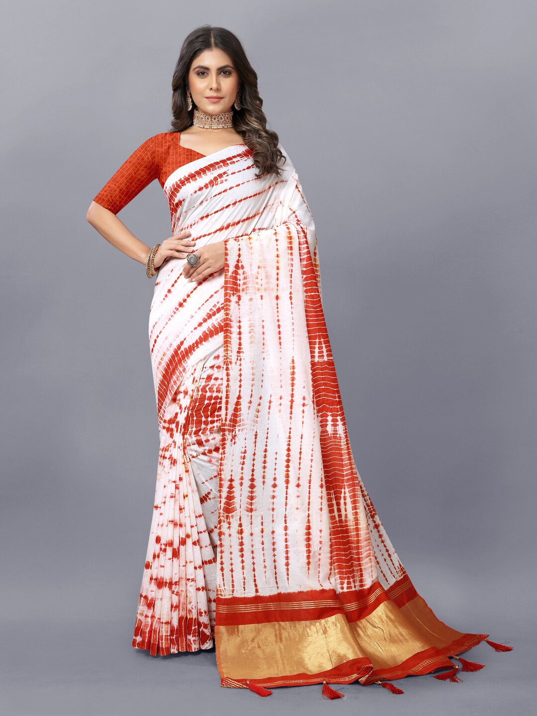 

Inithi Tie and Dye Silk Cotton Bandhani Saree, Red