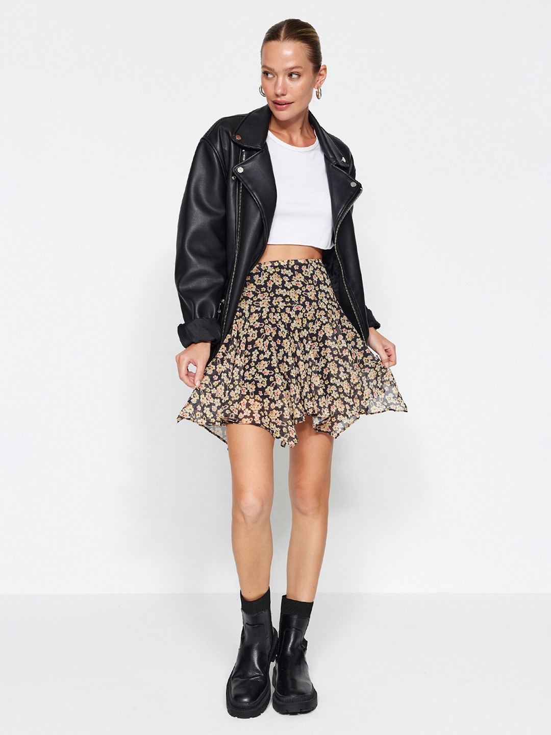 

Trendyol Floral Printed Flared Mini Skirts, Black