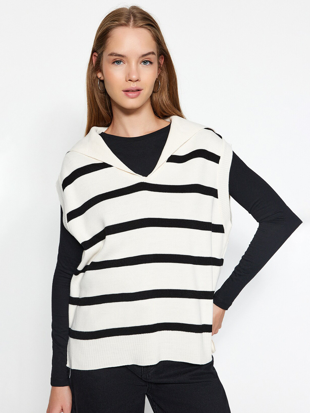 

Trendyol V-Neck Sleeveless Striped Sweater Vest, White