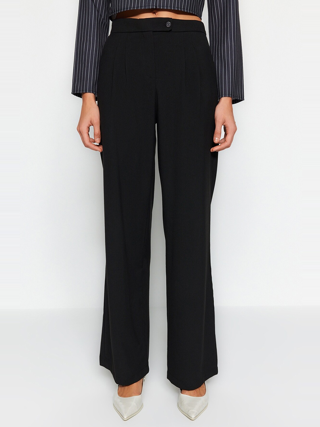 

Trendyol Women Mid-Rise Parallel Trousers, Black