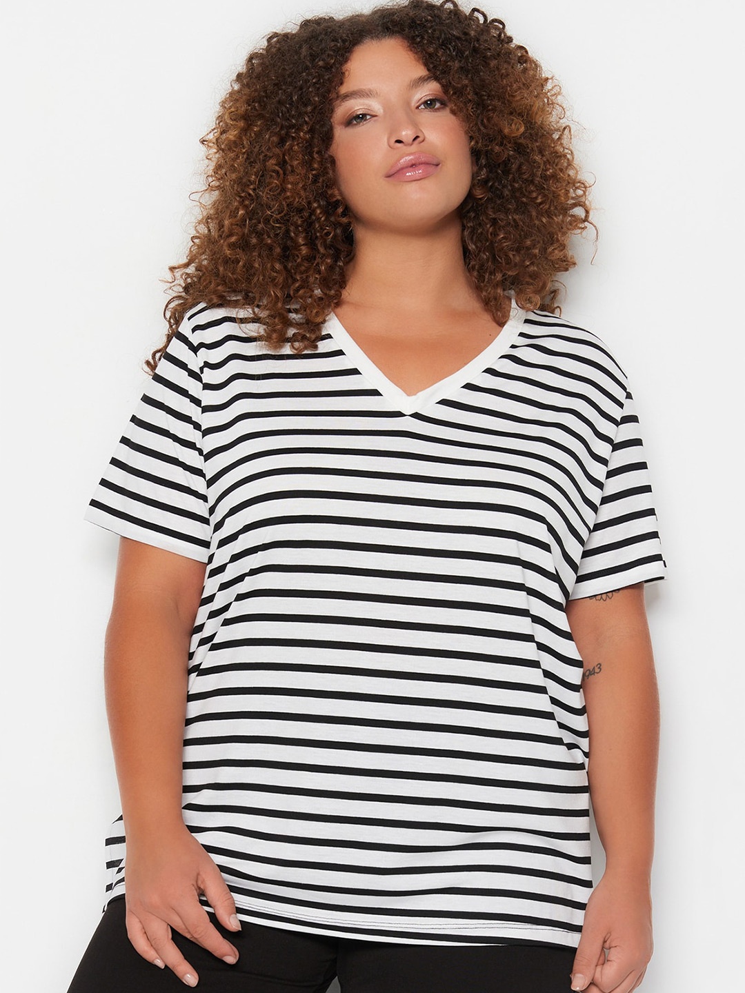 

Trendyol Short Sleeves Striped V-Neck Monochrome Cut Outs T-shirt, Na