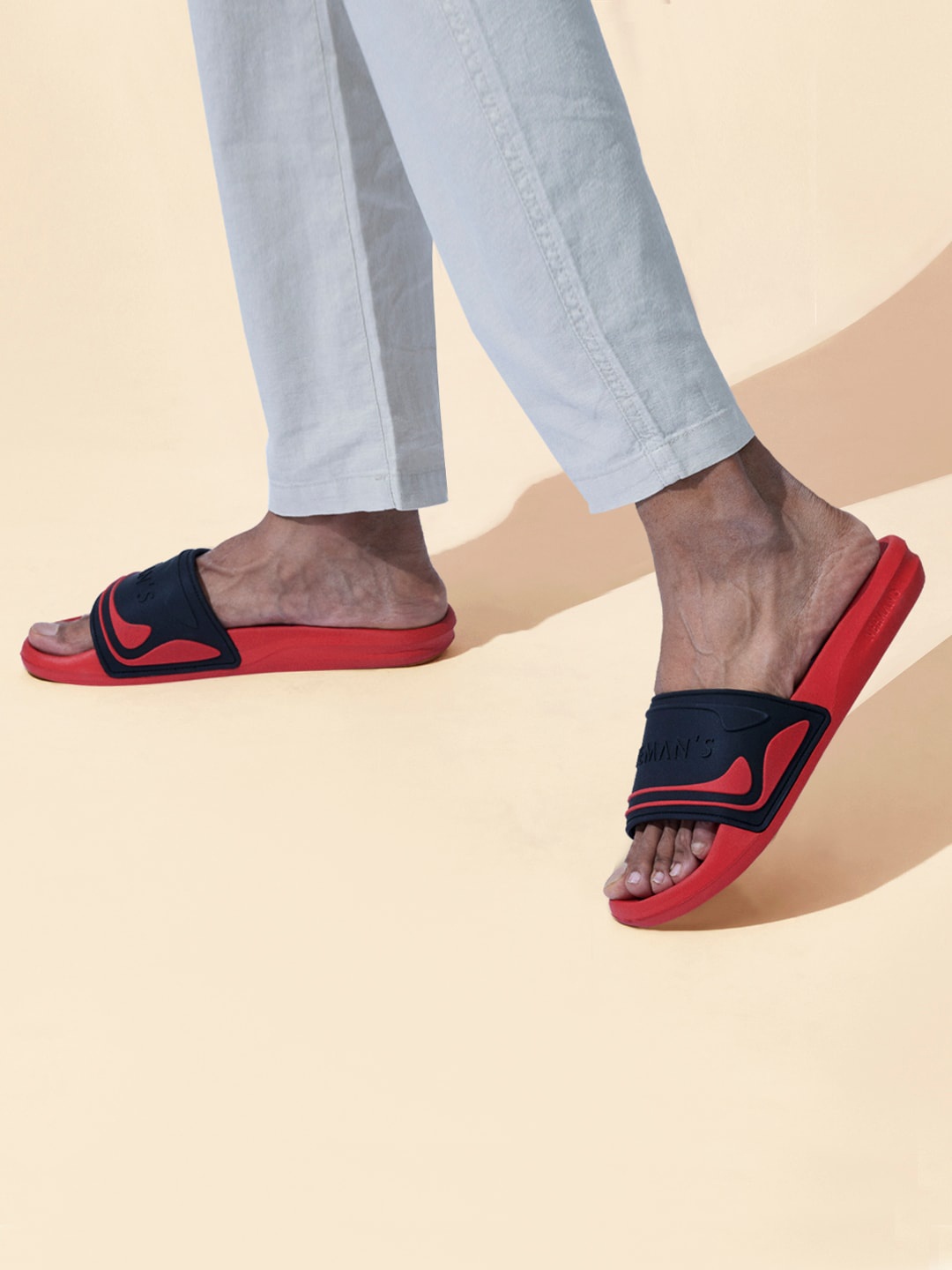 

NEEMANS Men Colourblocked Sliders, Red