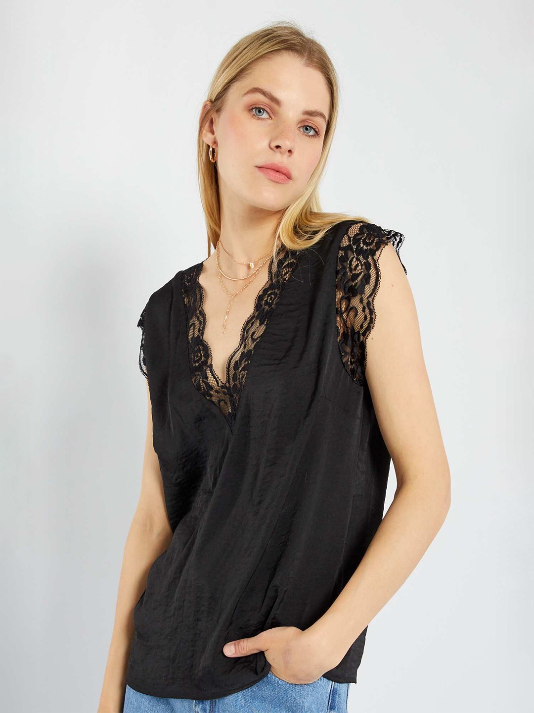 

KIABI Floral Laced Sleeveless Top, Black
