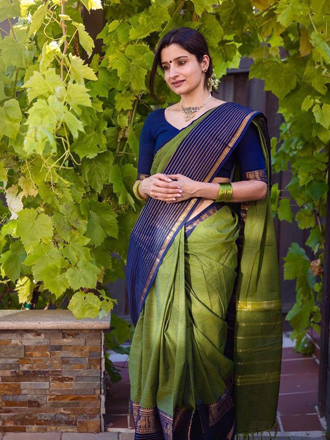 

REALLTREND Woven Design Zari Pure Silk Kanjeevaram Saree, Green