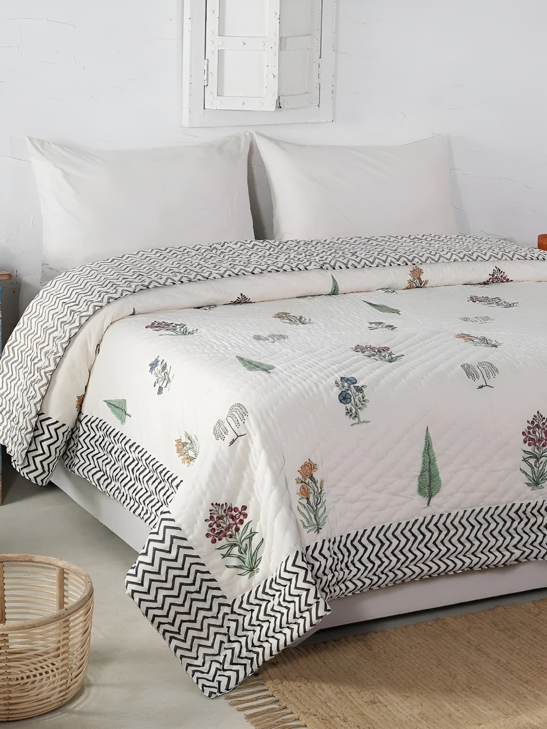 

BLOCKSOFJAIPUR White & Black Floral Mild Winter 350 GSM Cotton Double Bed Quilt