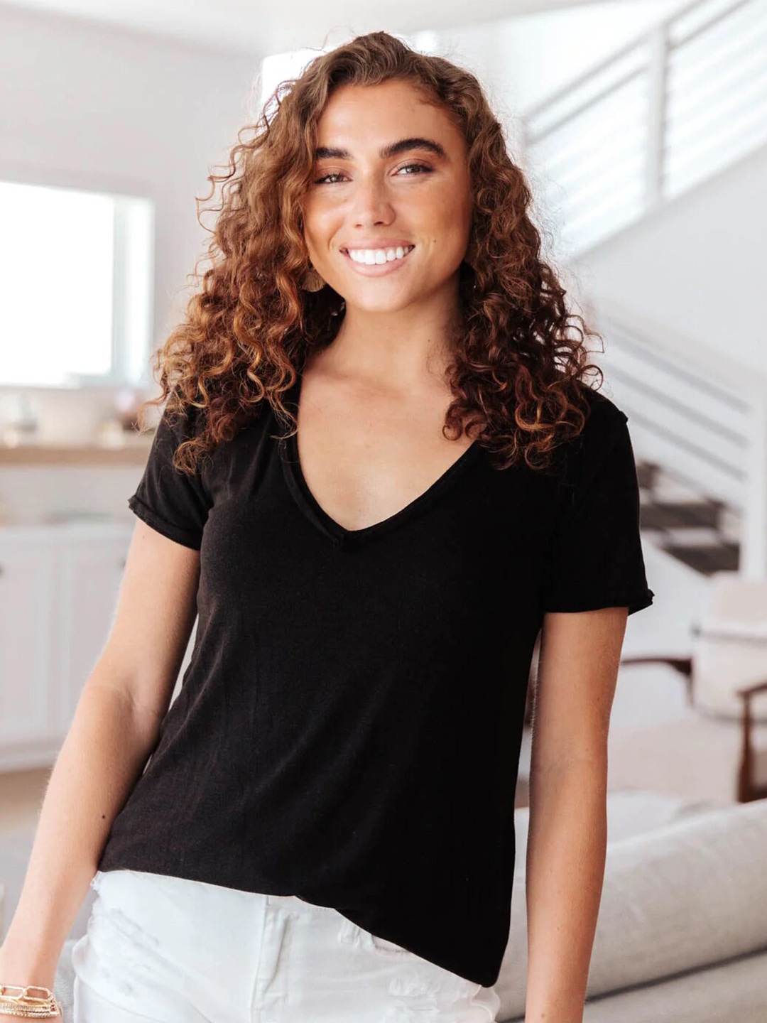 

COLOR CAPITAL V Neck Short Sleeves Top, Black