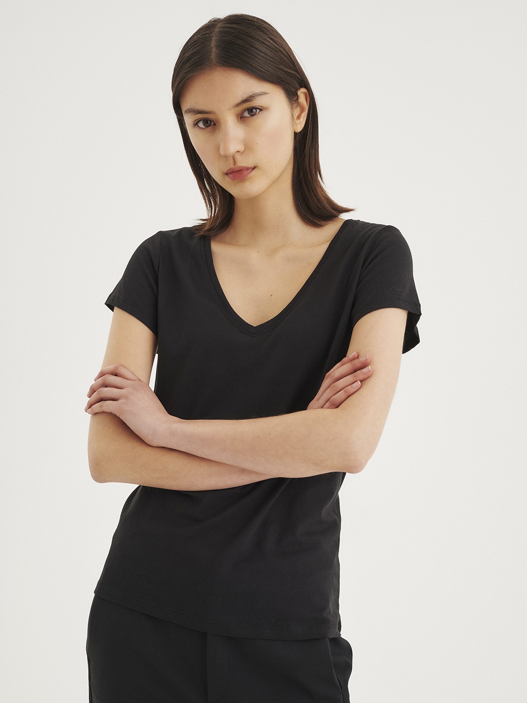 

COLOR CAPITAL V-Neck Top, Black