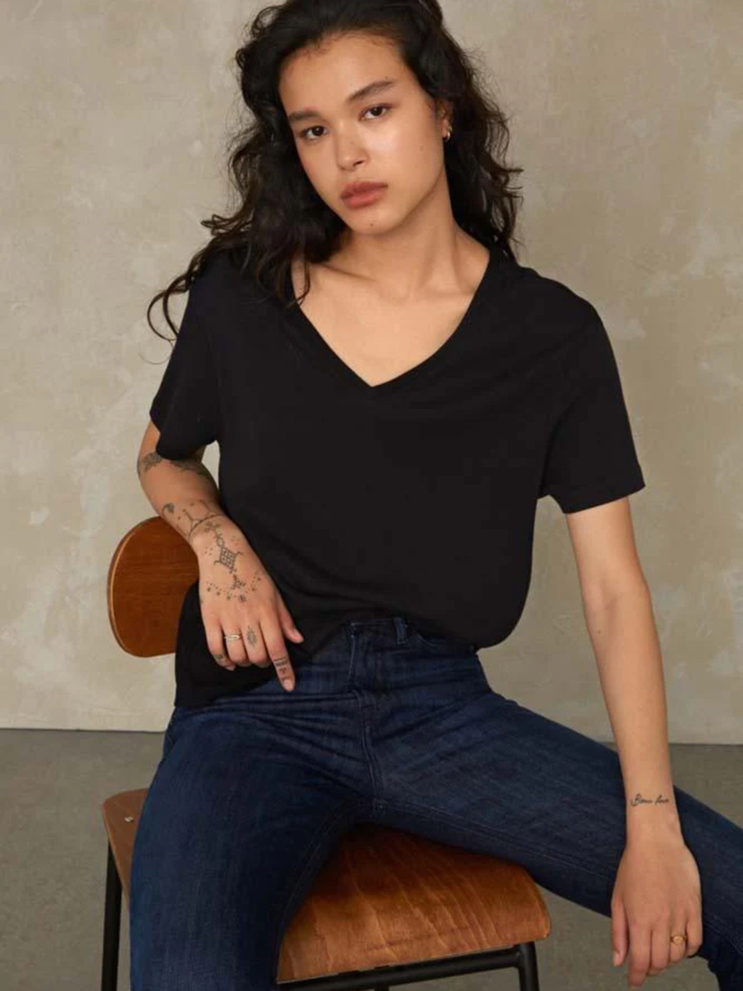 

COLOR CAPITAL Pack of 5 V-Neck Short Sleeves Top, Black