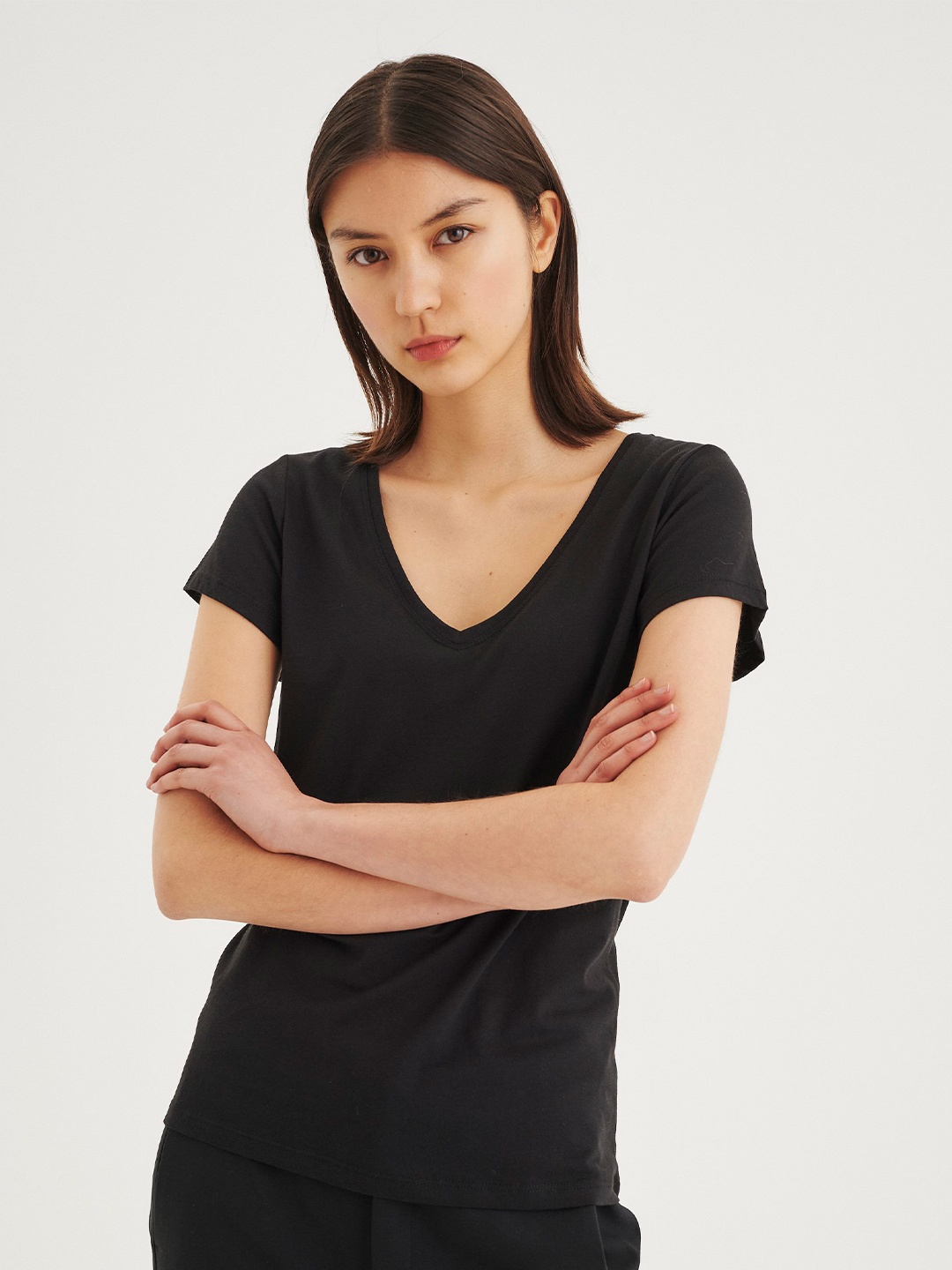 

COLOR CAPITAL V-Neck Short Sleeves Relaxed fit Casual Top, Black