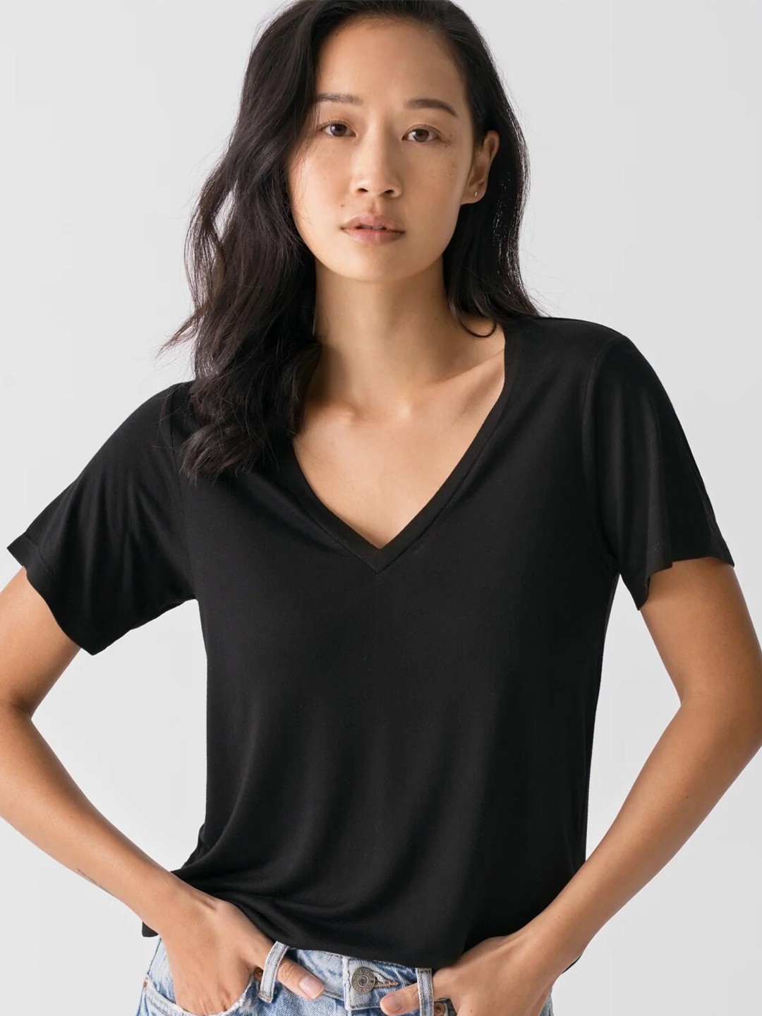 

COLOR CAPITAL V-Neck Short Sleeves Relaxed Fit Casual Top, Black
