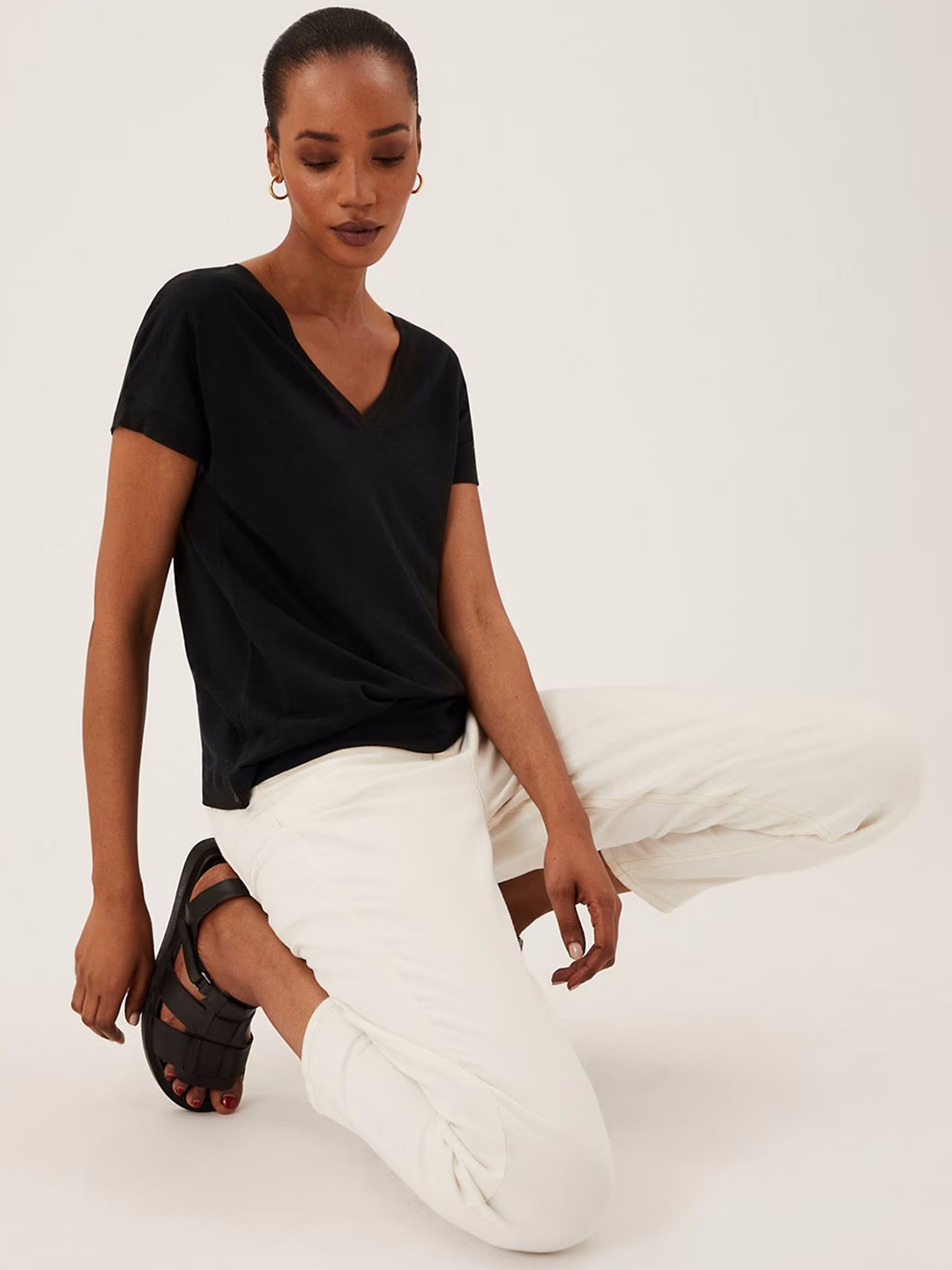 

COLOR CAPITAL V-Neck Short Sleeves Top, Black