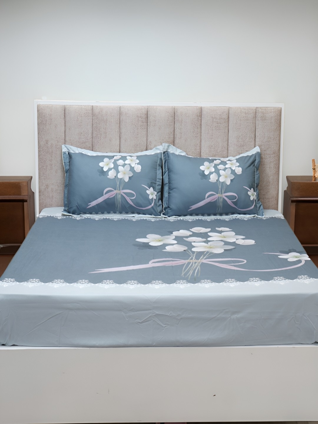 

GAPU & BALY Blue & White Floral 120 TC King Bedsheet with 2 Pillow Covers