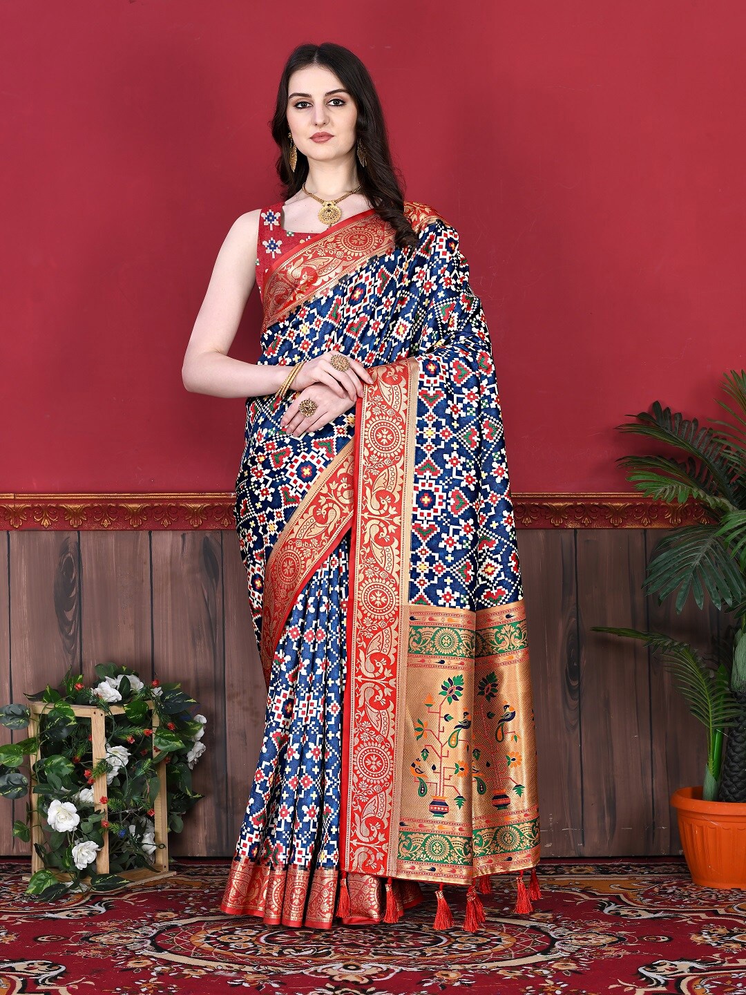 

faxofab Ethnic Motifs Printed Woven Design Zari Patola Saree, Navy blue