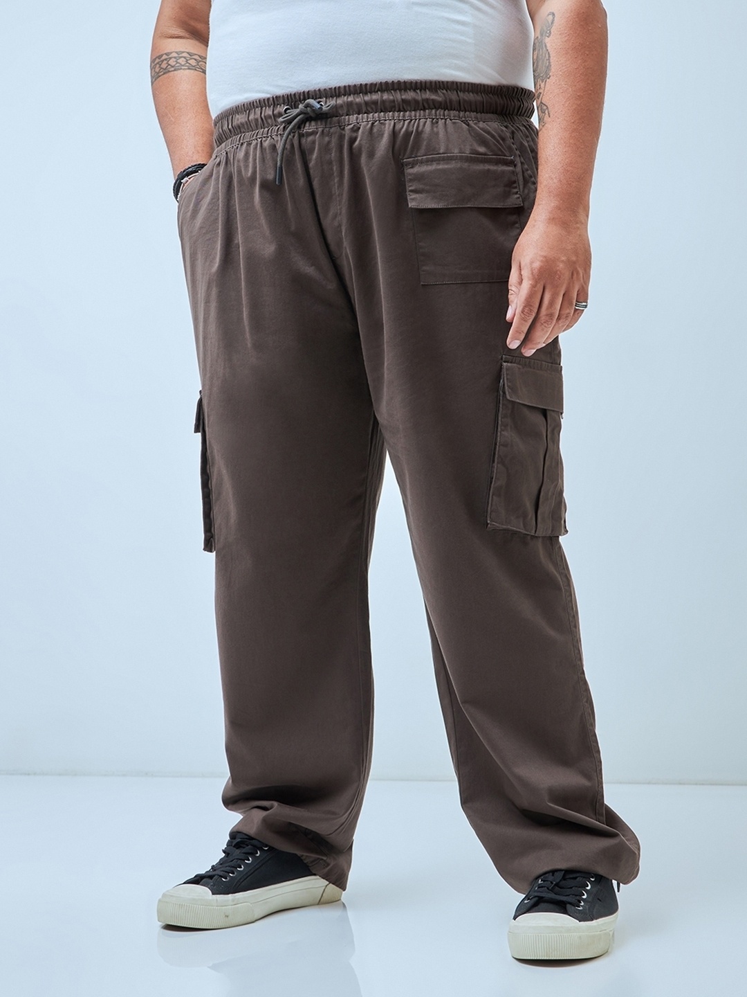 

Bewakoof Men Plus Size Oversized Cargo Pants, Brown