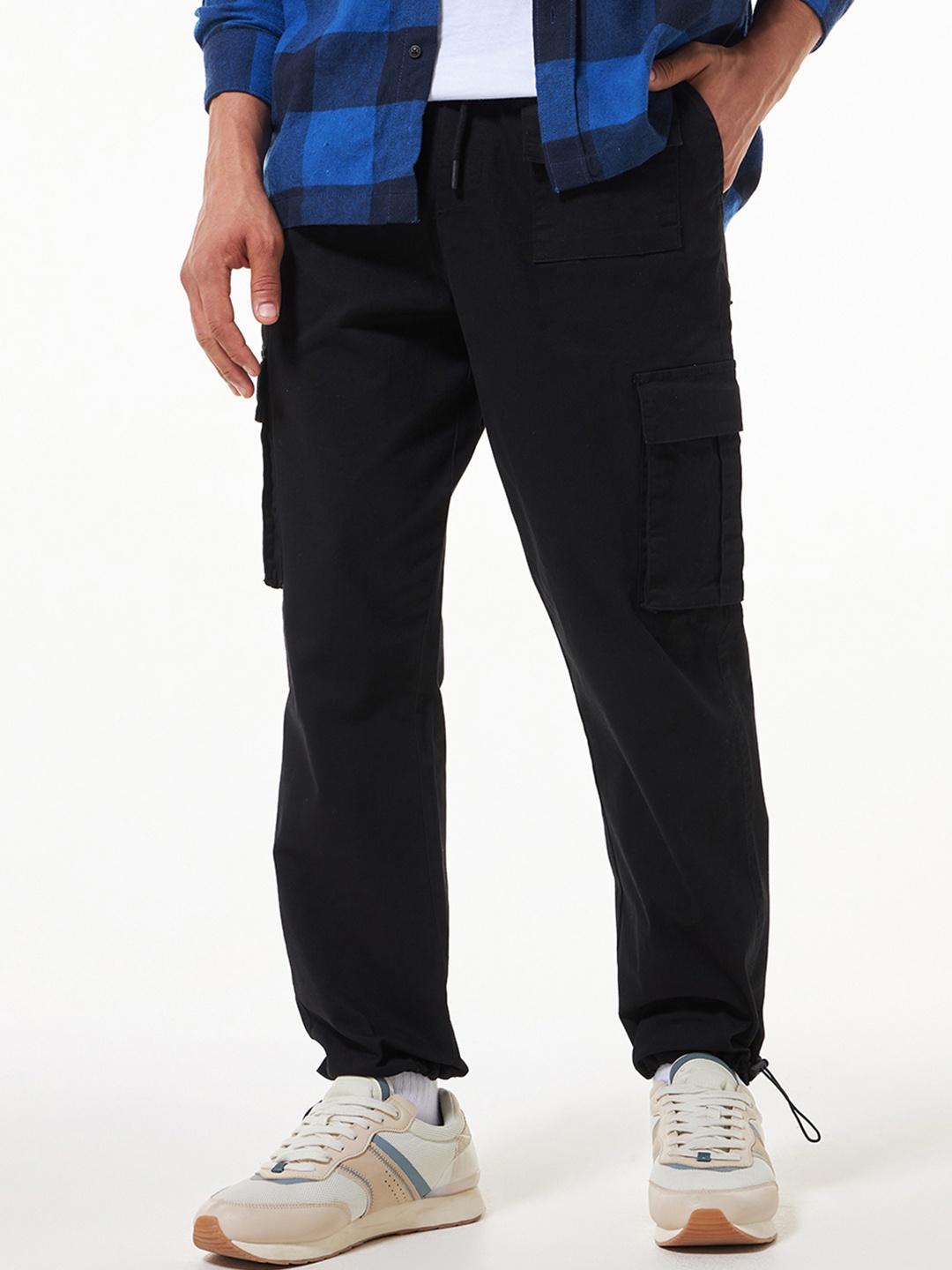 

Bewakoof Men Baggy Oversized Cargo Parachute Pants, Black