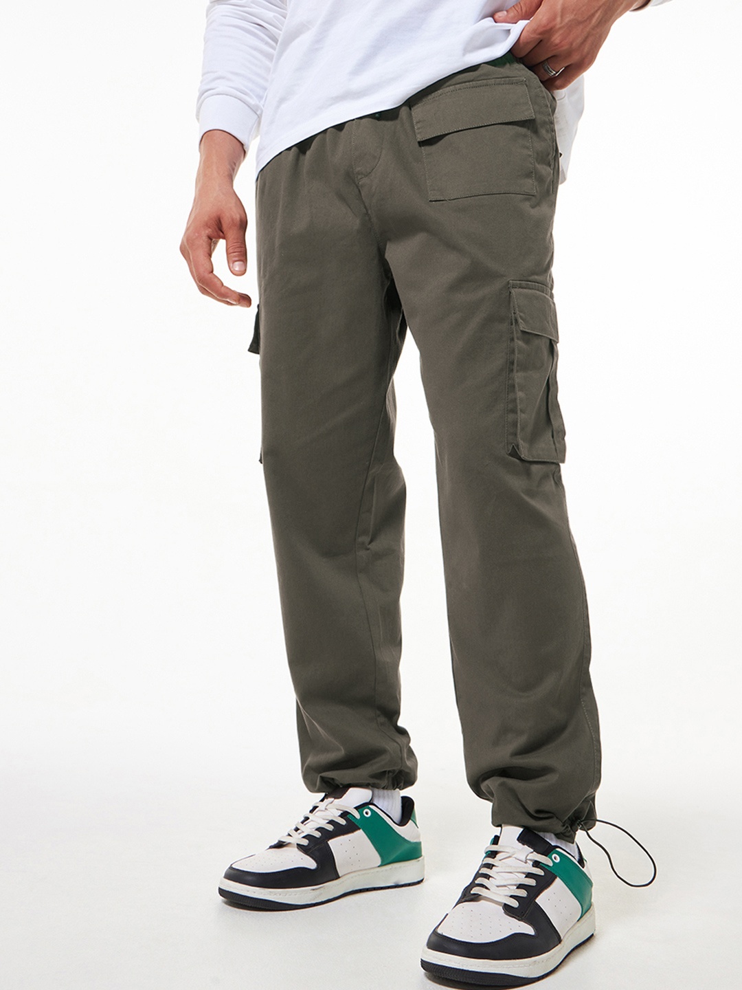 

Bewakoof Men Baggy Oversized Cargo Parachute Pants, Green